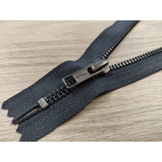YKK kapsový kovový zip v černém provedení, velikost 5, barva antracit
